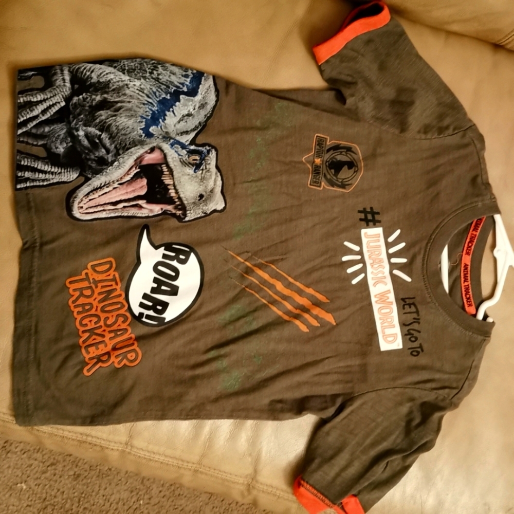Boys 6/7 Jurassic World Tshirt